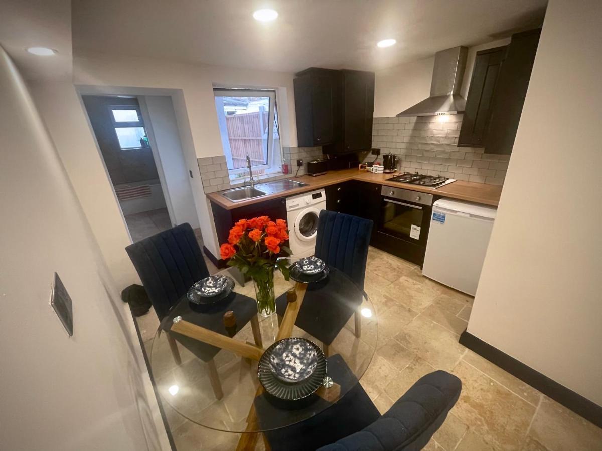 2 Bedroom Cottage Gloucester City Center ภายนอก รูปภาพ