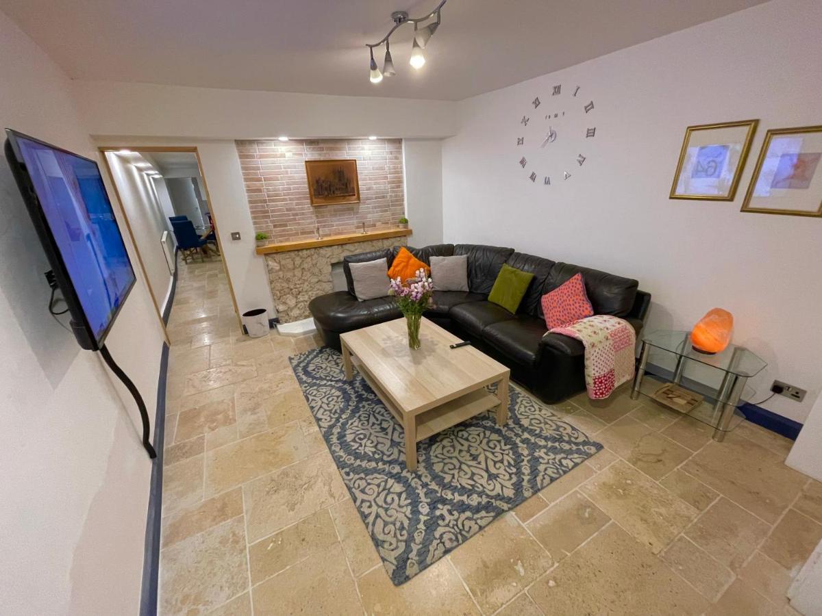 2 Bedroom Cottage Gloucester City Center ภายนอก รูปภาพ