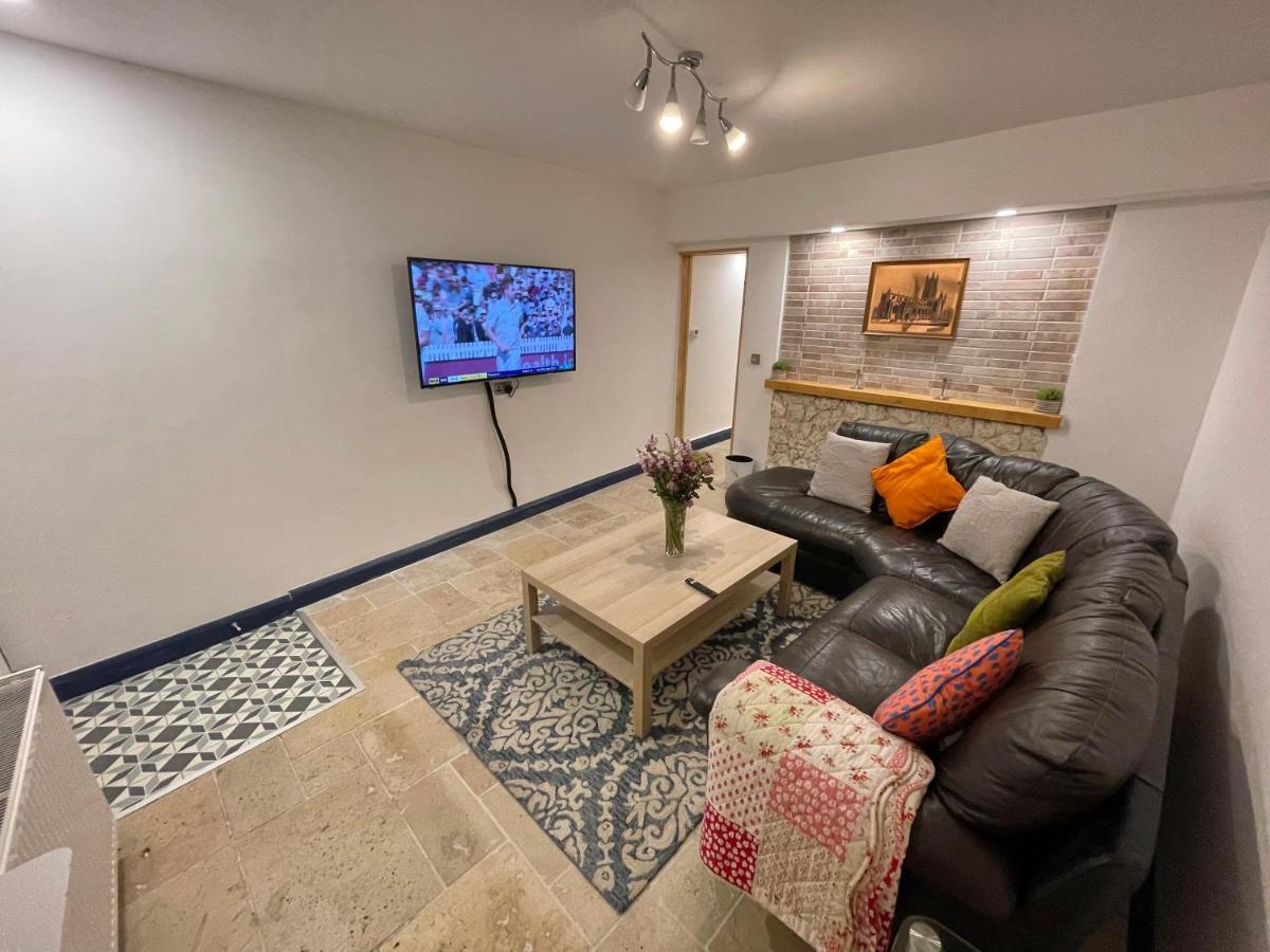 2 Bedroom Cottage Gloucester City Center ภายนอก รูปภาพ