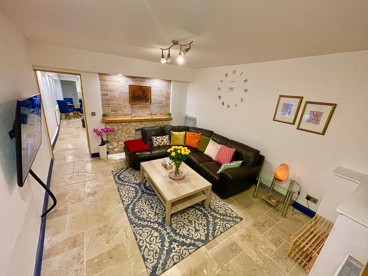 2 Bedroom Cottage Gloucester City Center ภายนอก รูปภาพ